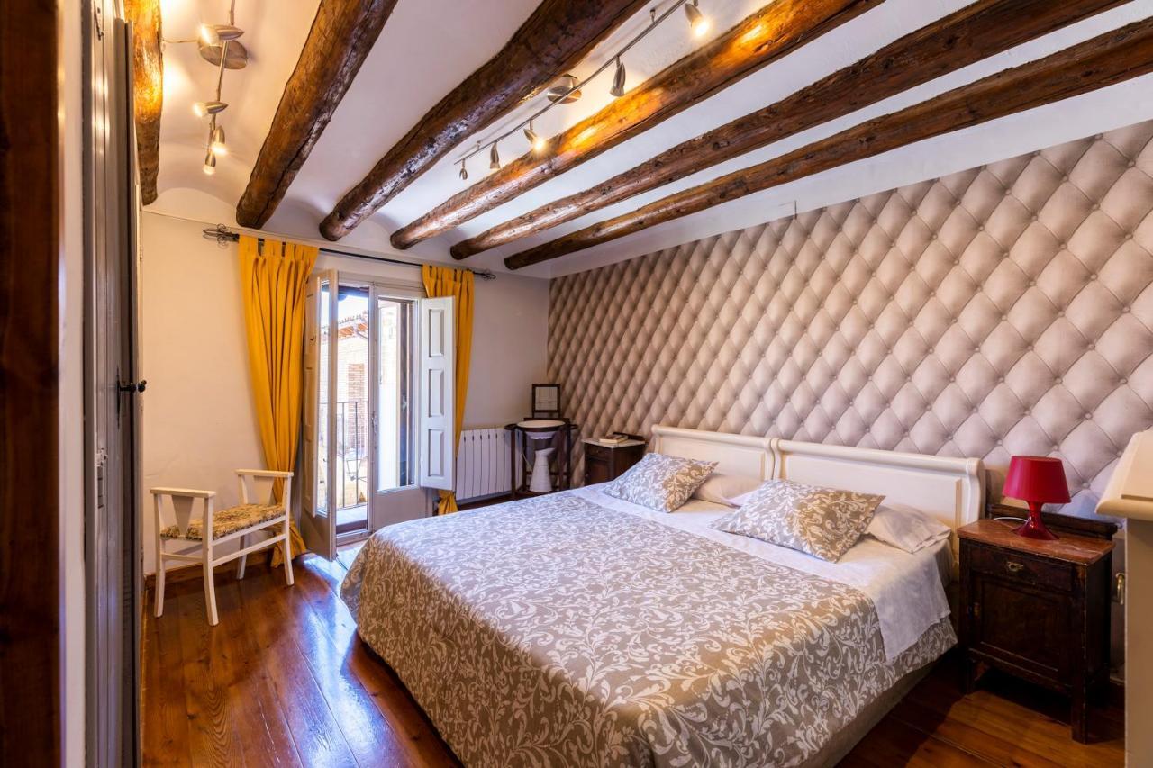 Apartamentos Vino Tinto Adahuesca Bagian luar foto